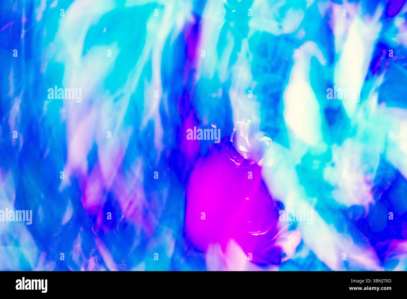 Ein dynamisches, abstraktes Bild mit wirbelnden Blau-, Violett- und Weißtönen, das die Essenz der Chromadynamik einfängt. Die pulsierenden Wellen erzeugen ein Mesmeri Stockfoto
