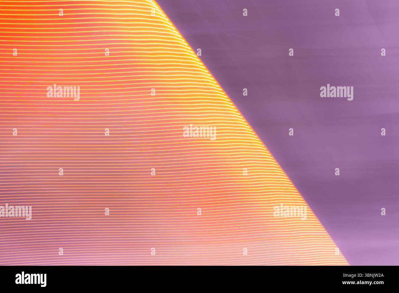 Ein abstrakter heller Hintergrund mit weichen, fließenden Linien in Violett- und Orange-Tönen. Das wellenartige Muster und der Verlauf erzeugen eine dynamische, beruhigende Atmosphäre Stockfoto