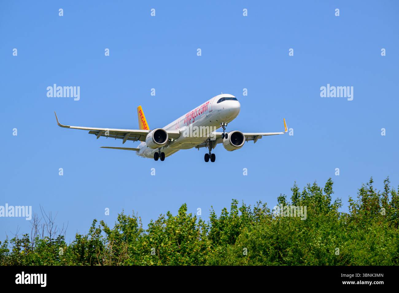 Pegasus Airbus A321neo TC-RDV landete auf der Landebahn 15 am Birmingham International Airport, Birmingham, England Stockfoto