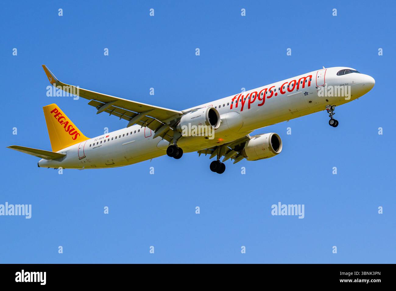 Pegasus Airbus A321neo TC-RDV landete auf der Landebahn 15 am Birmingham International Airport, Birmingham, England Stockfoto