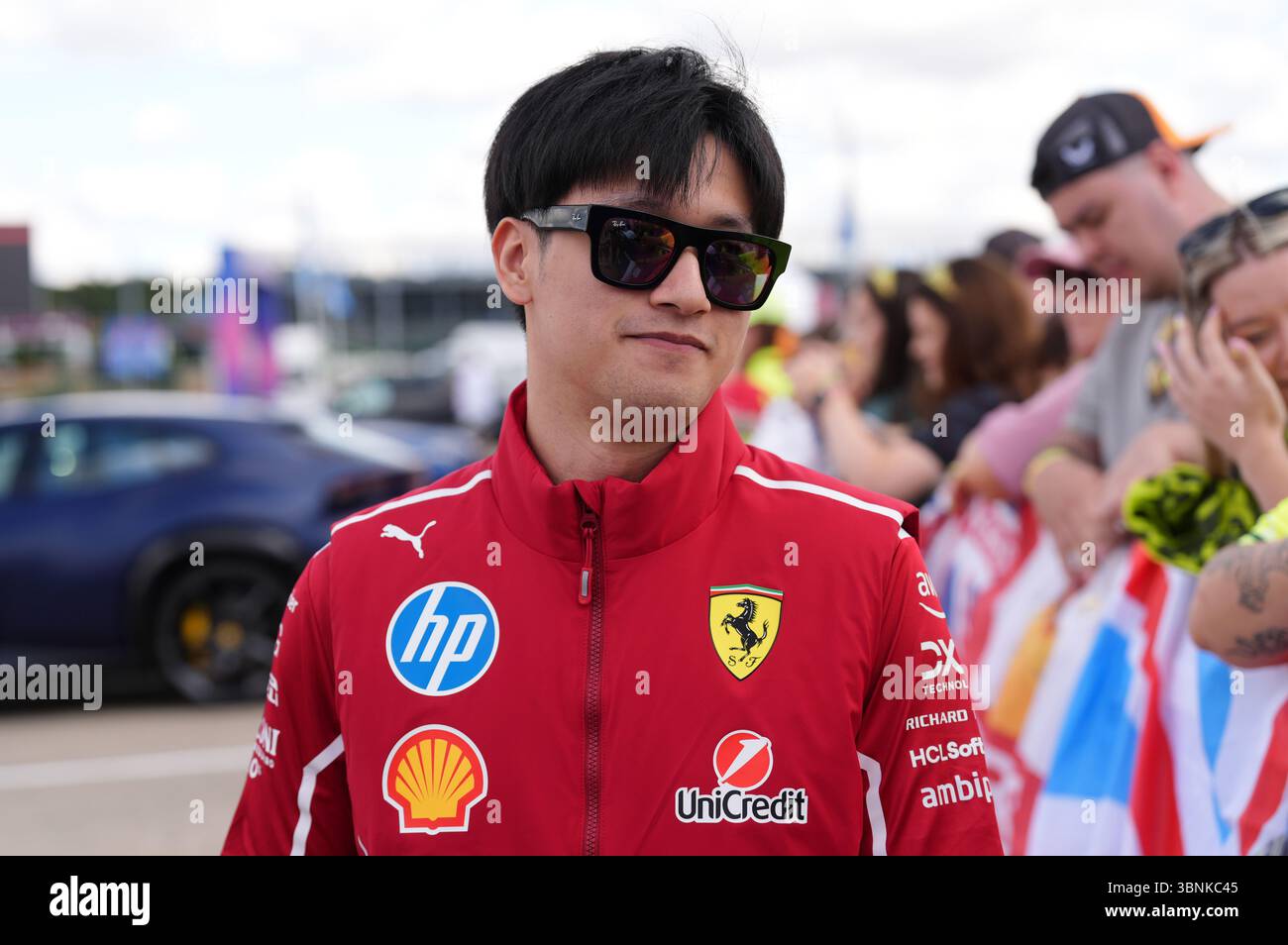 Ferrari-Reservefahrer Zhou Guanyu kommt am Sonntag vor dem Großen Preis von Großbritannien auf dem Silverstone Circuit in Northamptonshire an. Bilddatum: Donnerstag, 3. Juli 2025. Stockfoto