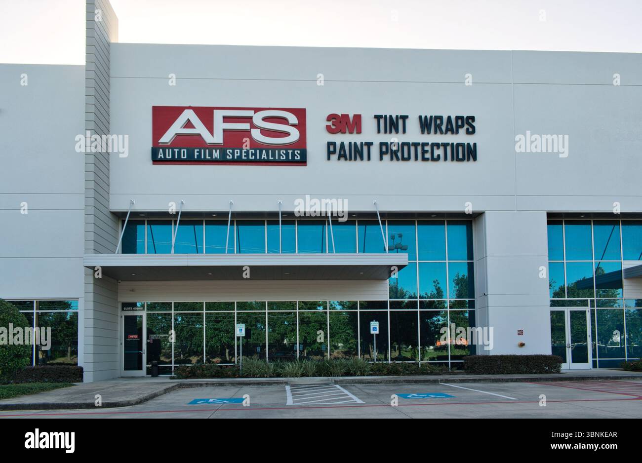 Houston, Texas, USA 06-22-2025: AFS Auto Film Specialists Unternehmen Business Storefront. Stockfoto