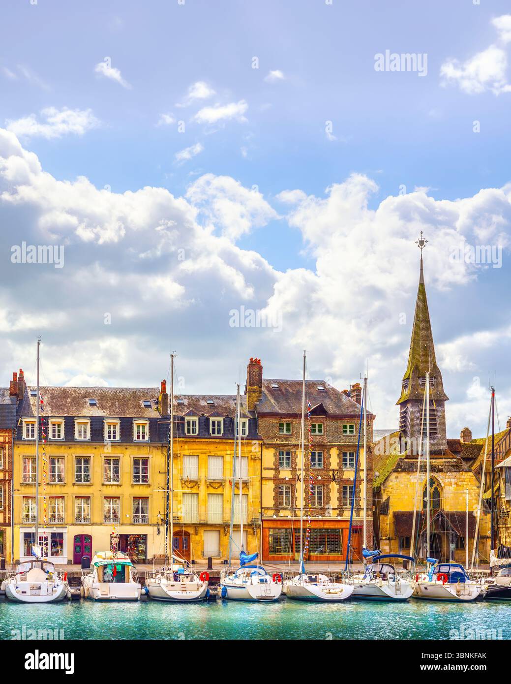 Honfleur Dorf, Gebäude, Kirche und Segelboote im Hafen. Departement Calvados, Region Normandie, Frankreich, Europa. Stockfoto