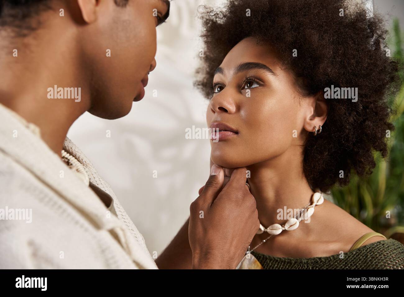 Stilvolles Paar blickt tief in die Augen des anderen und strahlt junge Liebe und Wärme aus Stockfoto