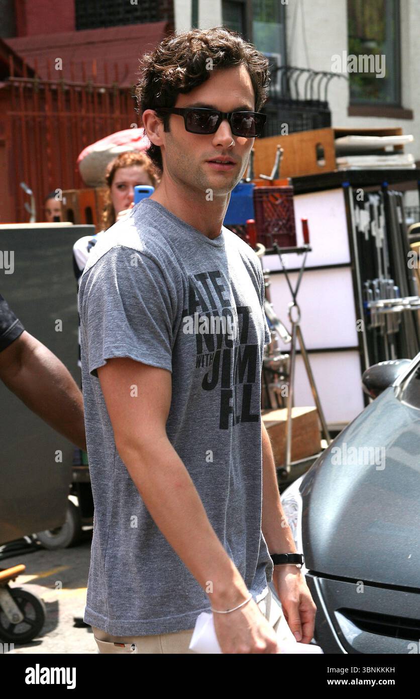 Penn Badgley am Set von Gossip Girl in New York City - 28. Juli 2011 Stockfoto