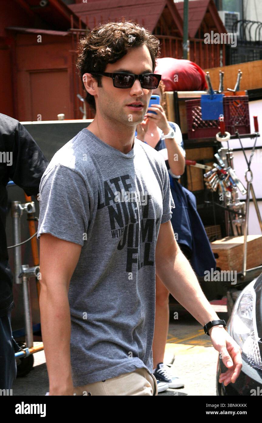 Penn Badgley am Set von Gossip Girl in New York City - 28. Juli 2011 Stockfoto