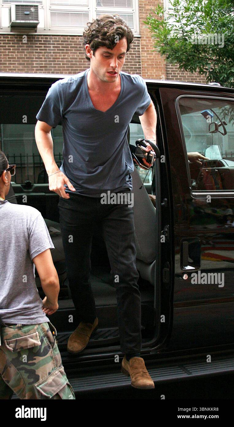 Penn Badgley am Set von Gossip Girl in New York City - 28. Juli 2011 Stockfoto