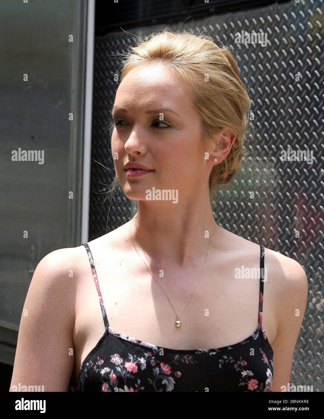Kaylee Defer am Set von Gossip Girl in New York City - 28. Juli 2011 Stockfoto