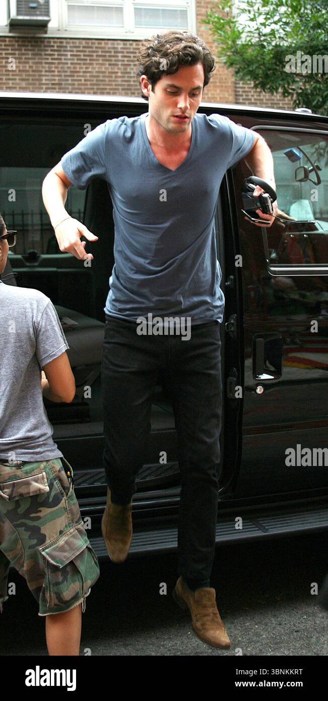 Penn Badgley am Set von Gossip Girl in New York City - 28. Juli 2011 Stockfoto