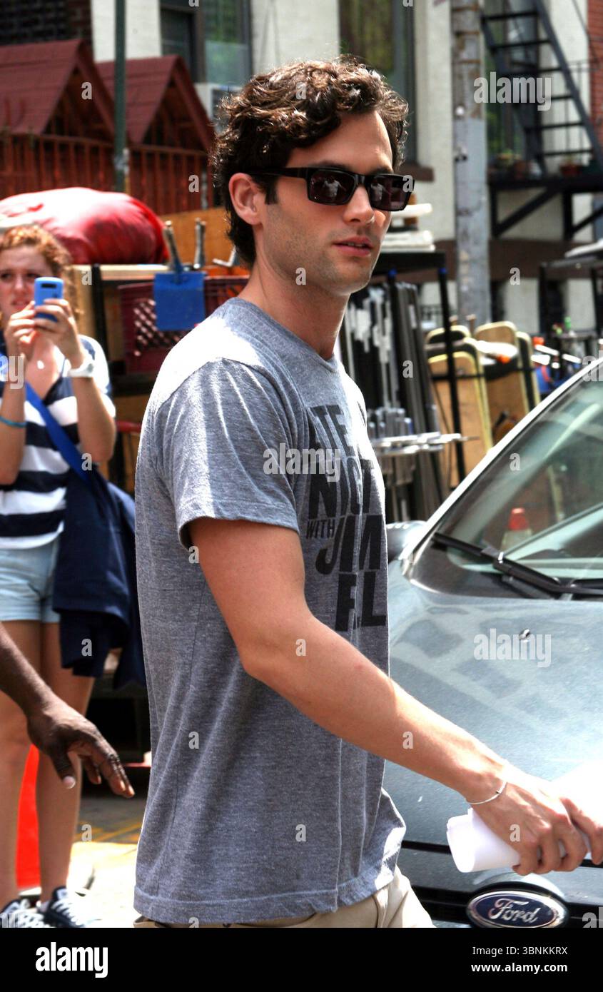 Penn Badgley am Set von Gossip Girl in New York City - 28. Juli 2011 Stockfoto