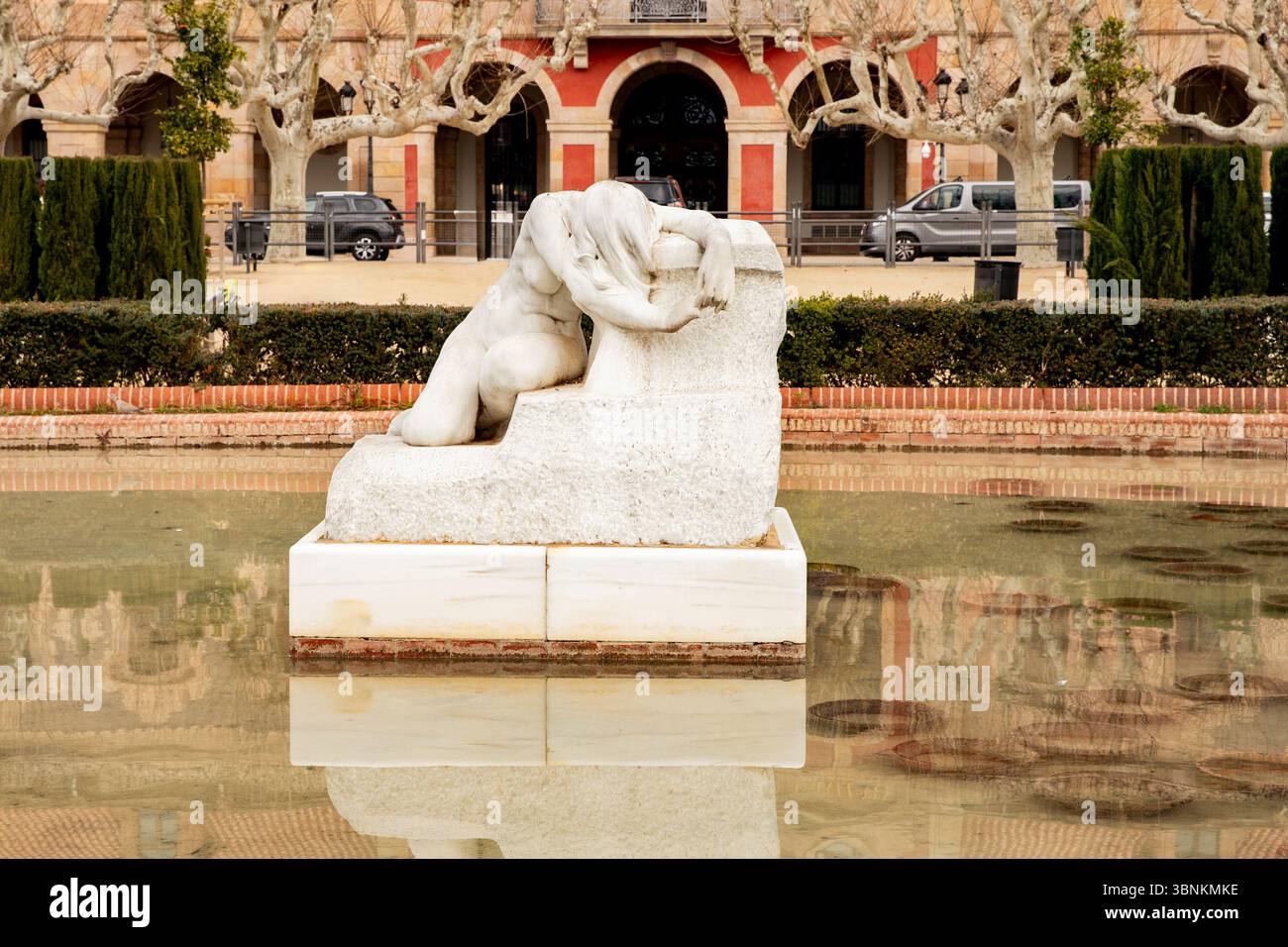 Eine Statue eines Mädchens auf einem Felsen in einem Brunnen im Parc de la Ciutadella in Barcelona Stockfoto