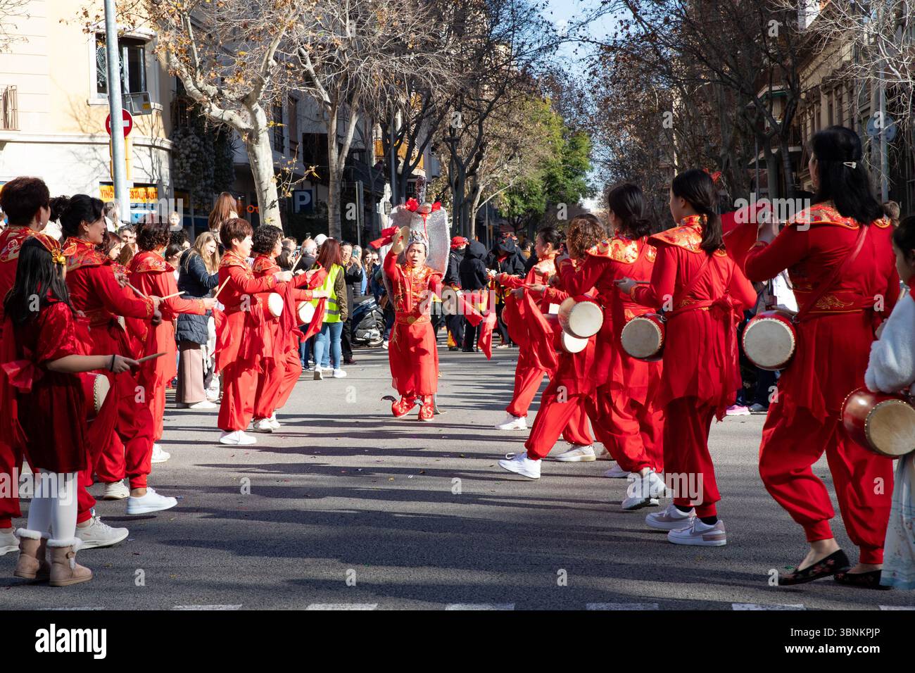 Chinesische Künstler tanzen in roten Nationalkostümen. Die Chinesen feiern das chinesische Neujahr in Spanien, Barcelona 01.25.2025 Stockfoto