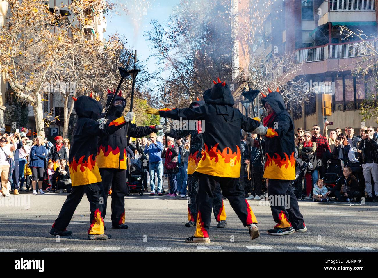 Feuerlöcher auf einem Festival zu Ehren des Feiertags. Die Chinesen feiern das chinesische Neujahr in Spanien, Barcelona 01.25.2025 Stockfoto