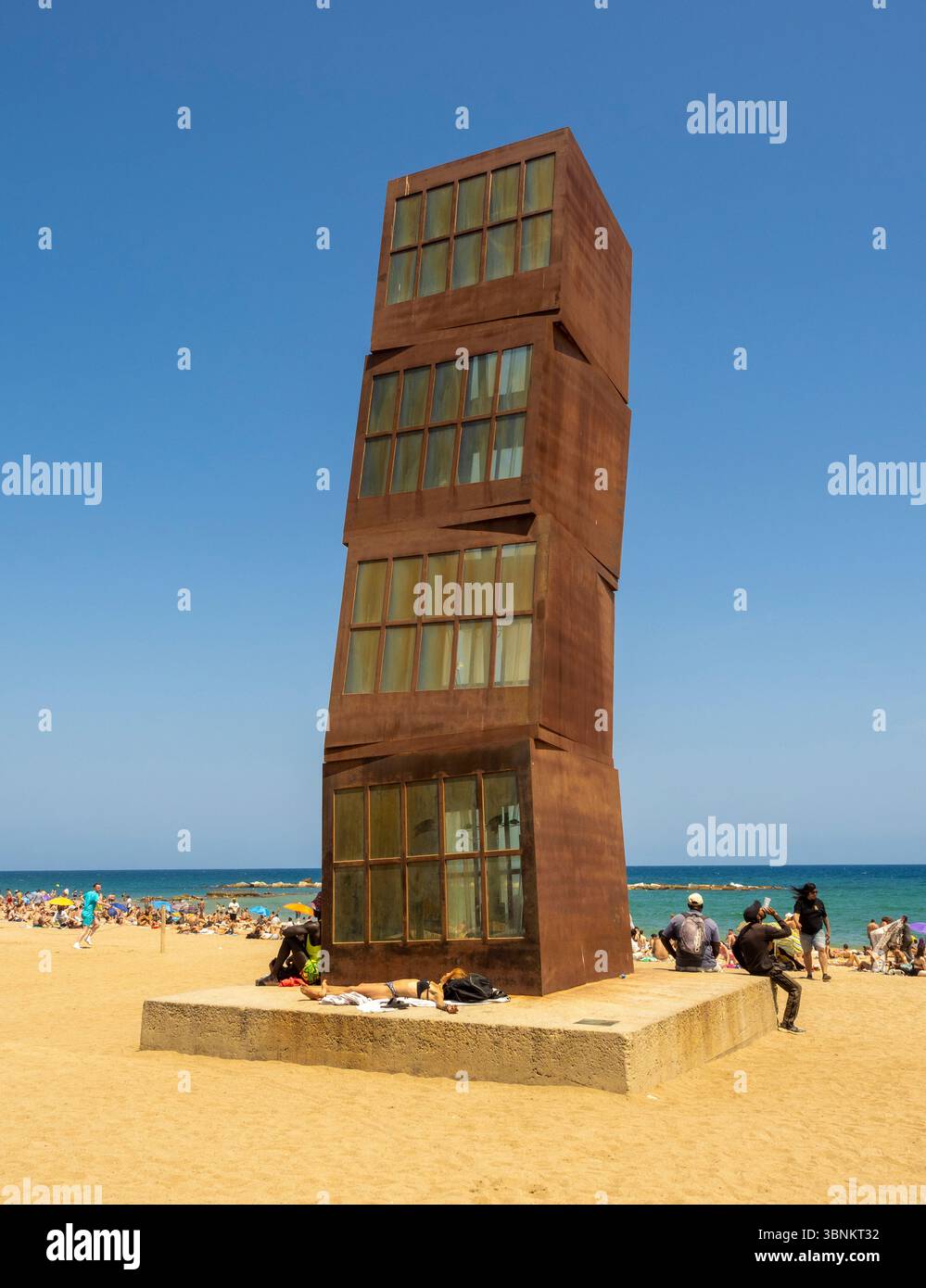 L'Estel Ferit' (der verwundete Stern), eine schiefe Turmskulptur von Rebecca Horn, auf dem Sand von Barcelonas Strand Sant Miquel. Spanien. Stockfoto
