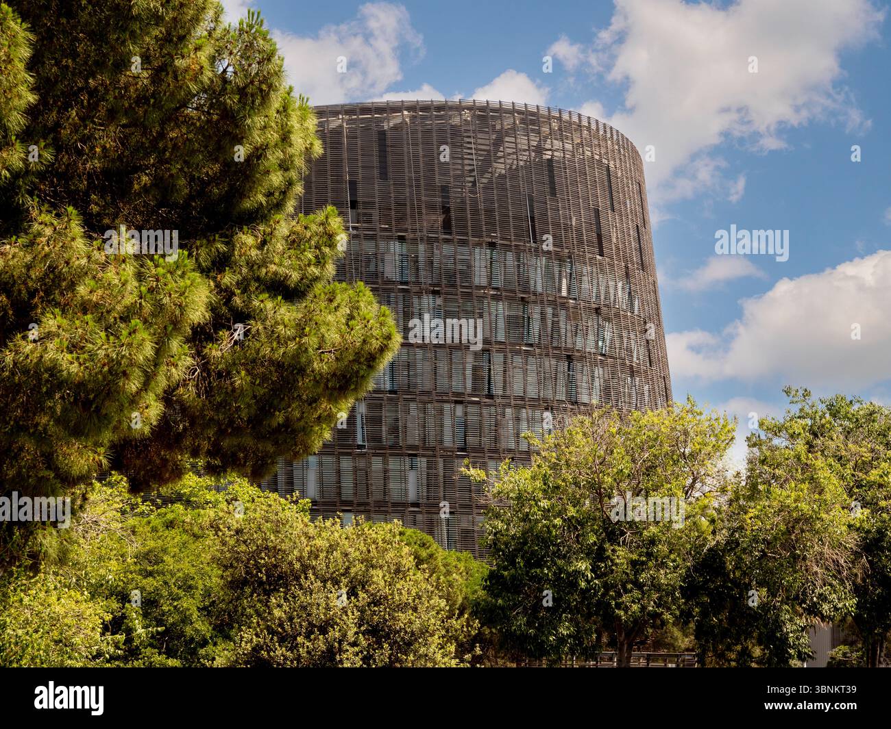 Ein Blick auf das elliptische Gebäude des Barcelona Biomedical Research Park (PRBB) mit seinem einzigartigen Holz-Lamellen-Äußere für Sonnenschutz. Stockfoto