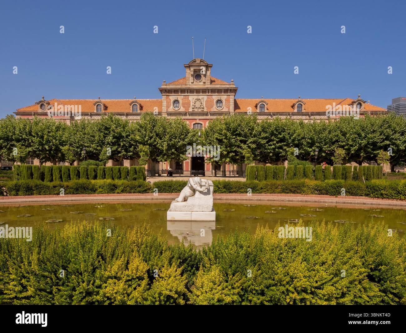 Parlamentsgebäude von Katalonien mit der berühmten Skulptur „Desconsol“ (Trauer) von Josep Llimona im Vordergrundteich. Barcelona, Spanien. Stockfoto