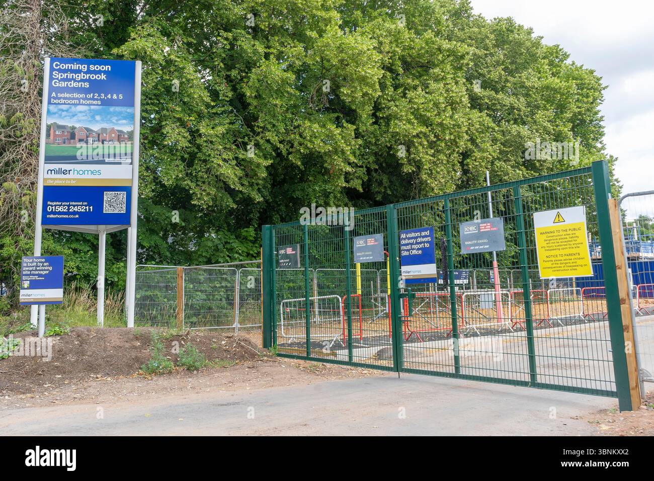 Sicherheitszaun und Tore zum Eingang eines neuen Wohngebäudes von Miller Homes, Springbrook Gardens, Blakedown, Großbritannien. In Kürze wird Werbung für die Schilder angeboten. Stockfoto