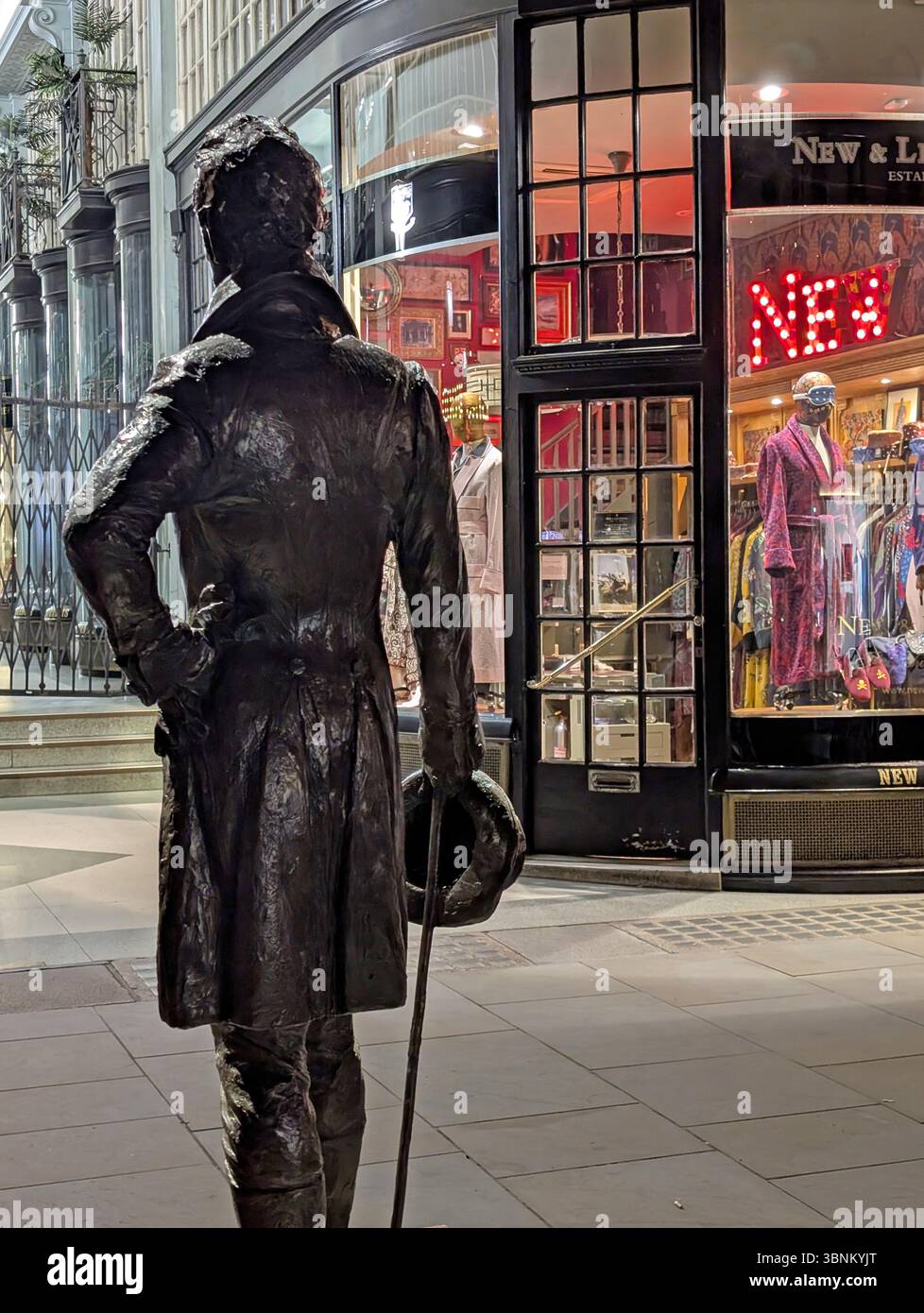Beau Brummell Statue im Vordergrund Eingang Piccadilly Arcade, Jermyn Street, Westminster, London, Uk Stockfoto
