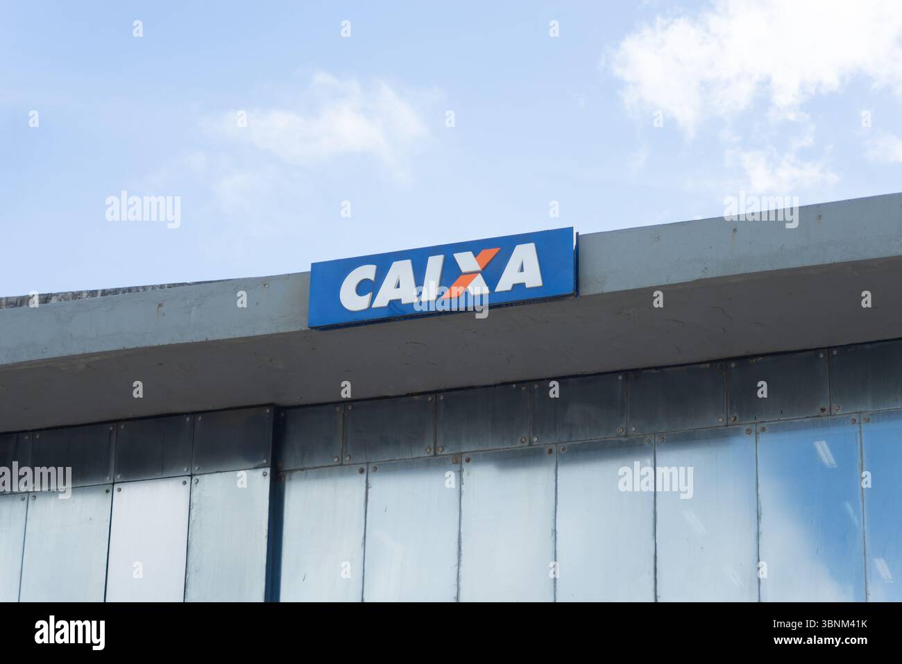 Salvador, Bahia, Brasilien - 23. Juni 2025: Blick auf die Fassade mit dem Logo der Banco Caixa Economica Federal in der Stadt Salvador, Bahia. Stockfoto