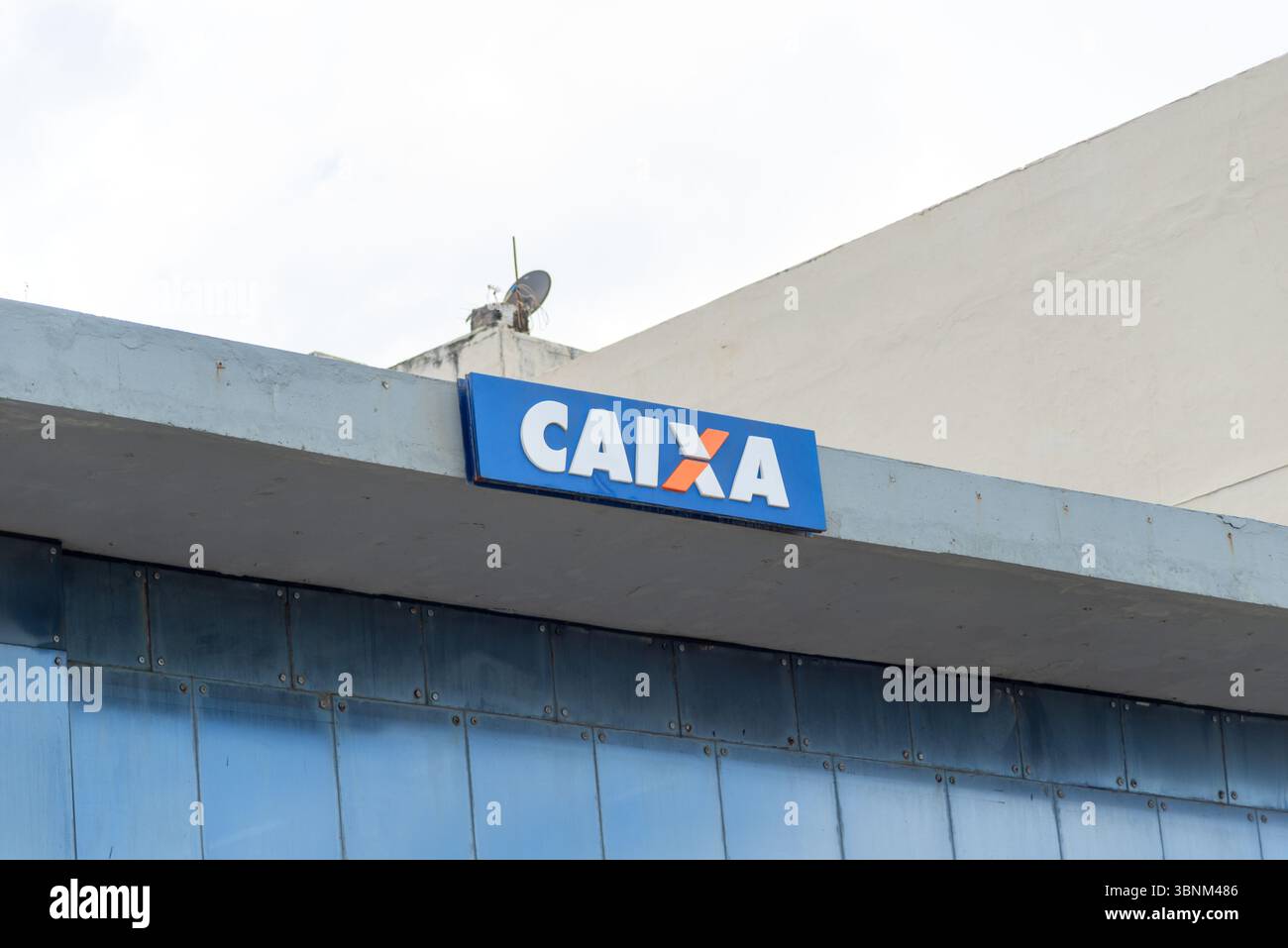 Blick auf die Fassade mit dem Logo der Banco Caixa Economica Federal in der Stadt Salvador, Bahia. Stockfoto