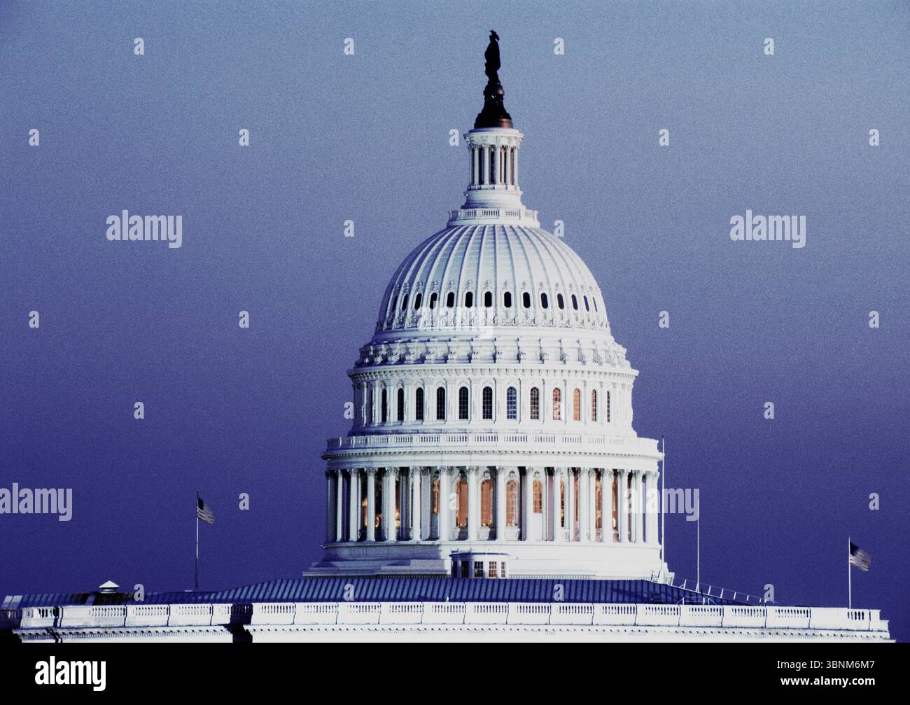 Washington DC USA. Das US Capitol in der Nacht. Regierungsgebäude beleuchtet. Wahrzeichen Touristenattraktion. Federal Shutdown Tourist Site Stockfoto