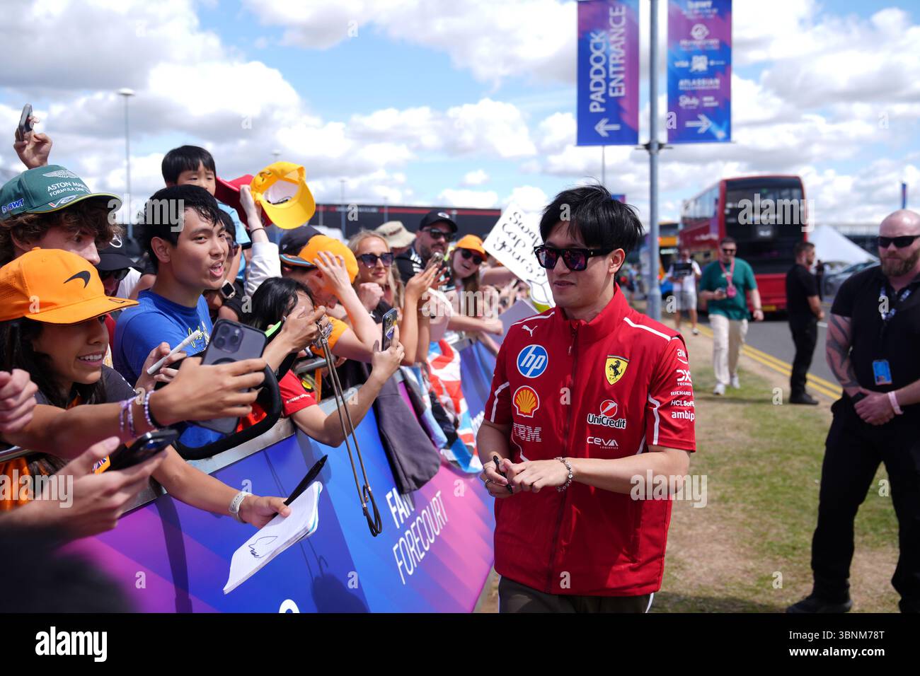 Ferrari-Reservefahrer Zhou Guanyu mit Fans auf dem Silverstone Circuit in Northamptonshire vor dem Großen Preis von Großbritannien am Sonntag. Bilddatum: Donnerstag, 3. Juli 2025. Stockfoto