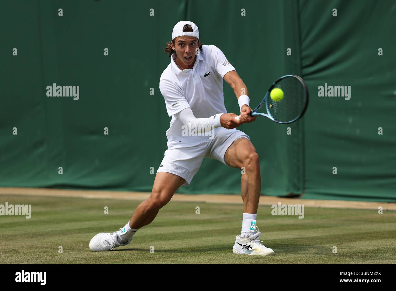 Juli 2025; All England Lawn Tennis and Croquet Club, London, England; Wimbledon Tennis Tournament, Tag 4; Arthur Cazaux (FRA) mit Rückhandschuss auf Alex de Minaur (aus) Stockfoto