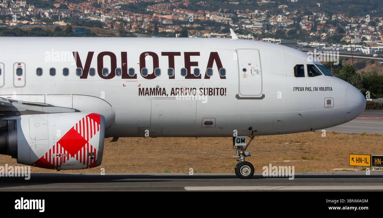Avión de Línea Airbus A320 214 de la aerolínea de Bajo coste Volotea Airlines en el aeropuerto de Málaga Costa del Sol con matrícula EC-NQM. Stockfoto