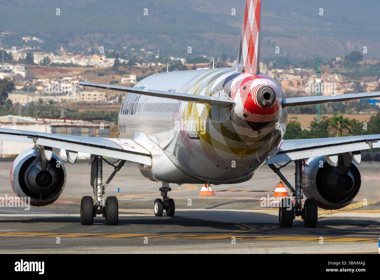 Avión de Línea Airbus A320 214 de la aerolínea de Bajo coste Volotea Airlines en el aeropuerto de Málaga Costa del Sol con matrícula EC-NQM. Stockfoto