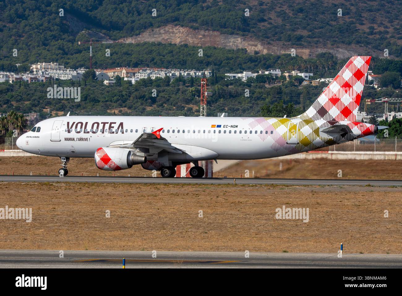 Avión de Línea Airbus A320 214 de la aerolínea de Bajo coste Volotea Airlines en el aeropuerto de Málaga Costa del Sol con matrícula EC-NQM. Stockfoto