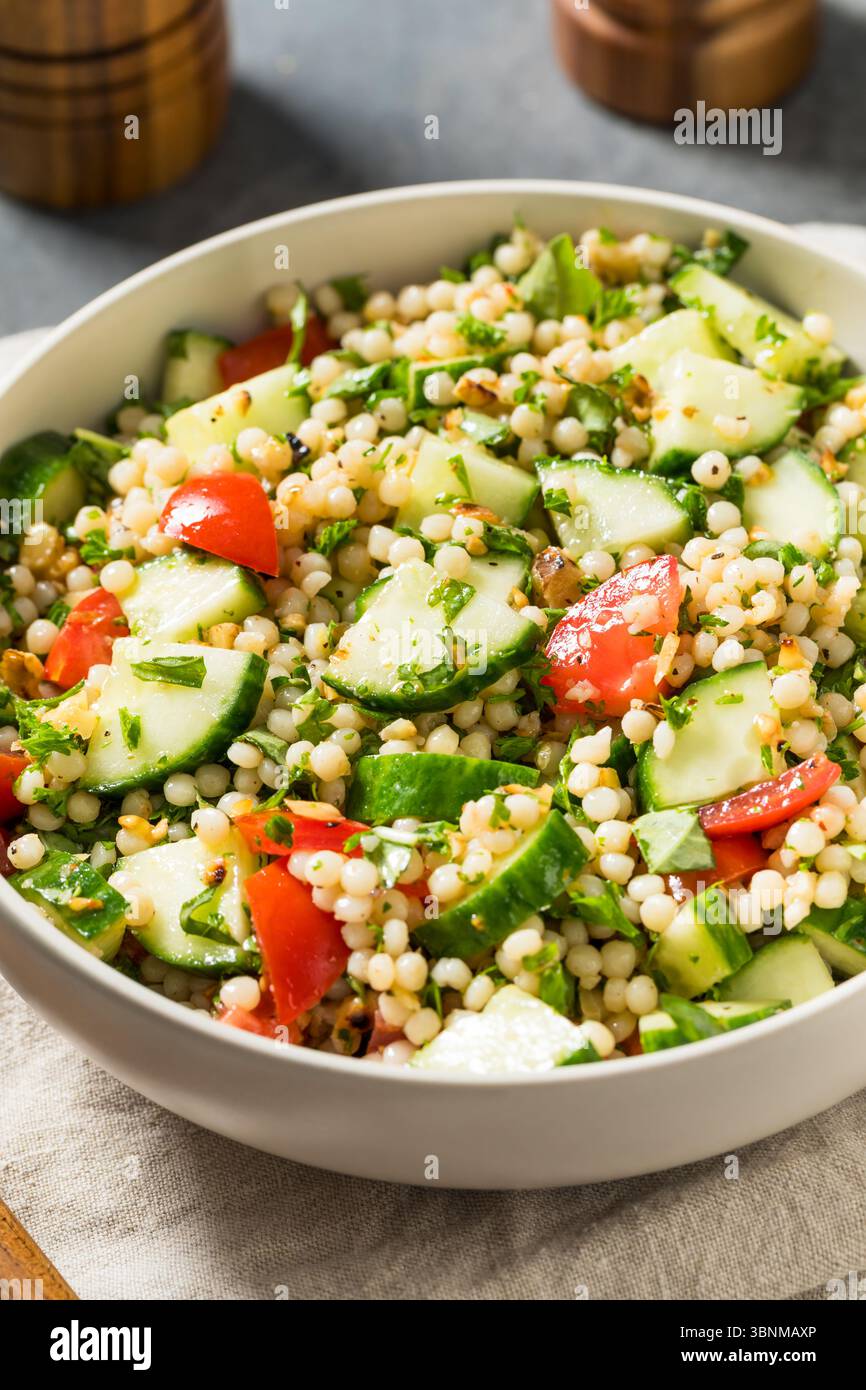 Gesunder hausgemachter mediterraner Couscous-Salat mit Gurke und Tomate Stockfoto