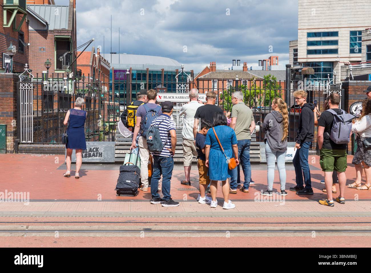 Besucher von Birmingham posieren für Fotos auf der Bank an der Black Sabbath Bridge vor dem Abschlusskonzert der Band im Villa Park am 5. Juli 2025 Stockfoto
