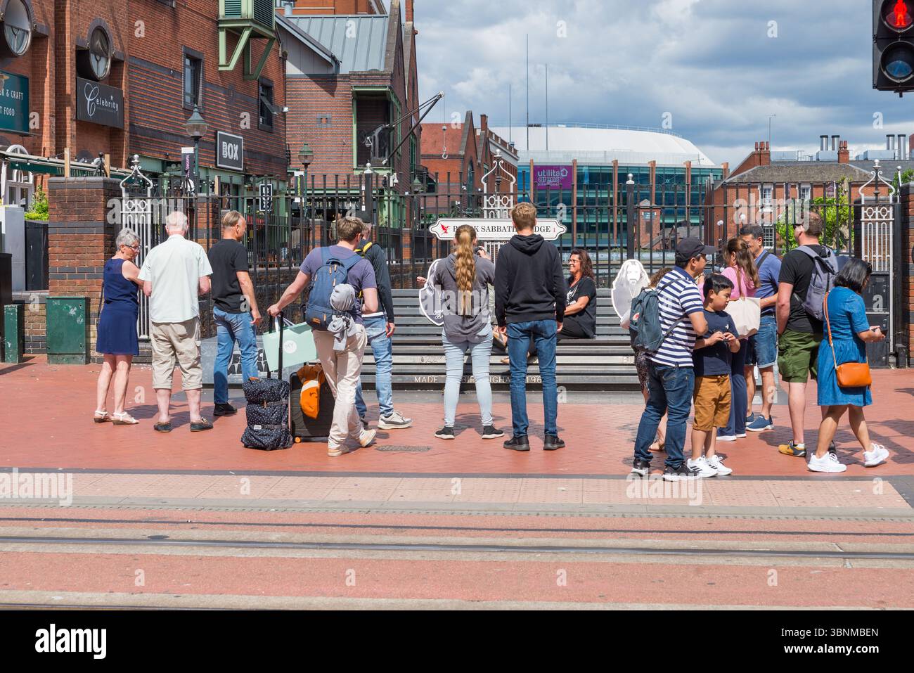 Besucher von Birmingham posieren für Fotos auf der Bank an der Black Sabbath Bridge vor dem Abschlusskonzert der Band im Villa Park am 5. Juli 2025 Stockfoto