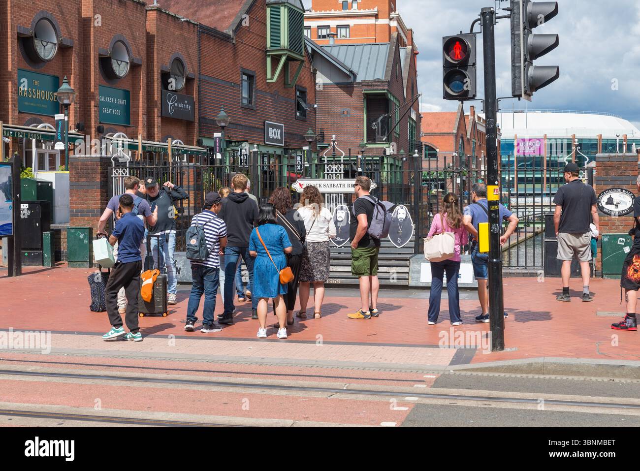 Besucher von Birmingham posieren für Fotos auf der Bank an der Black Sabbath Bridge vor dem Abschlusskonzert der Band im Villa Park am 5. Juli 2025 Stockfoto