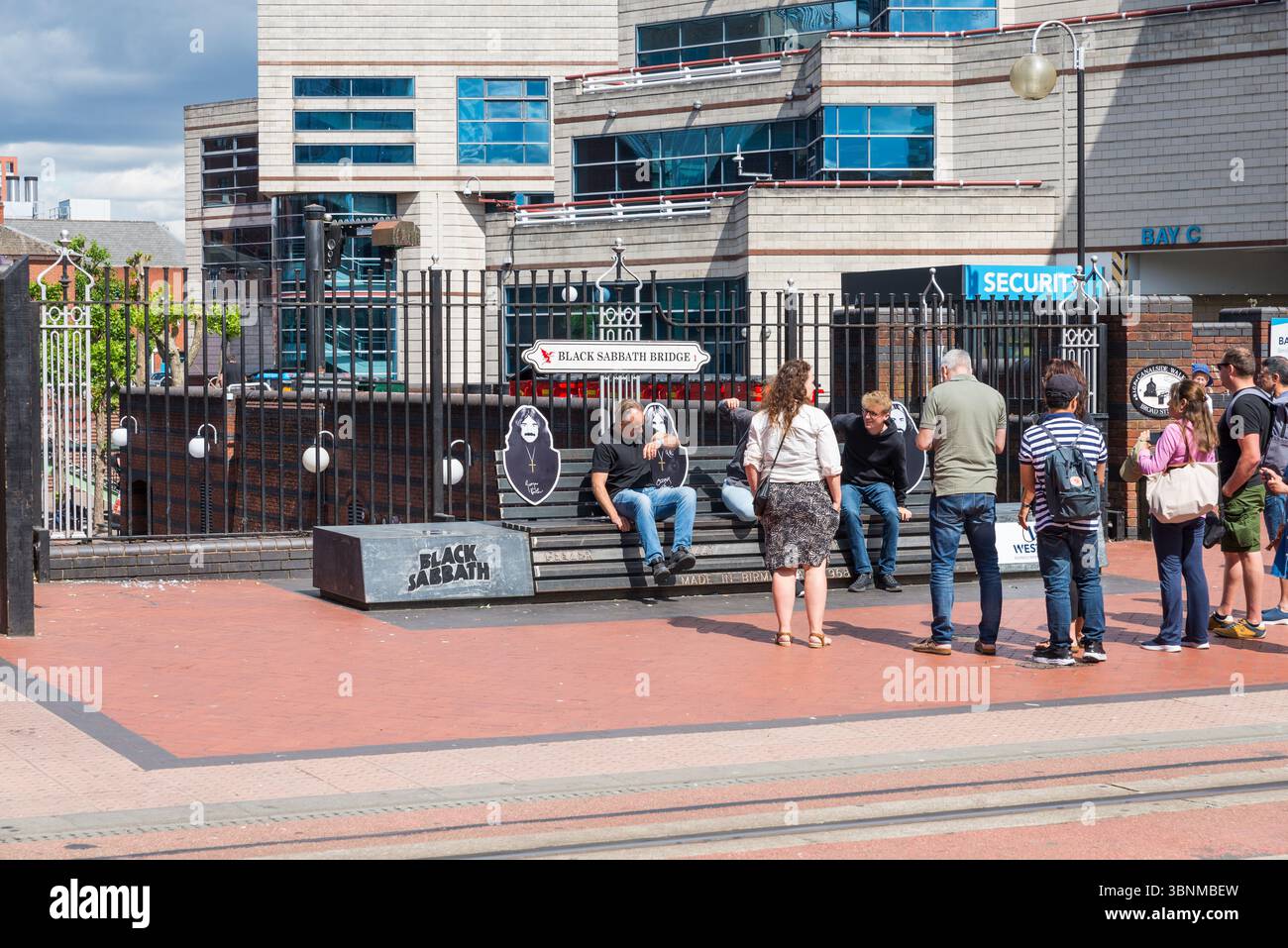 Besucher von Birmingham posieren für Fotos auf der Bank an der Black Sabbath Bridge vor dem Abschlusskonzert der Band im Villa Park am 5. Juli 2025 Stockfoto