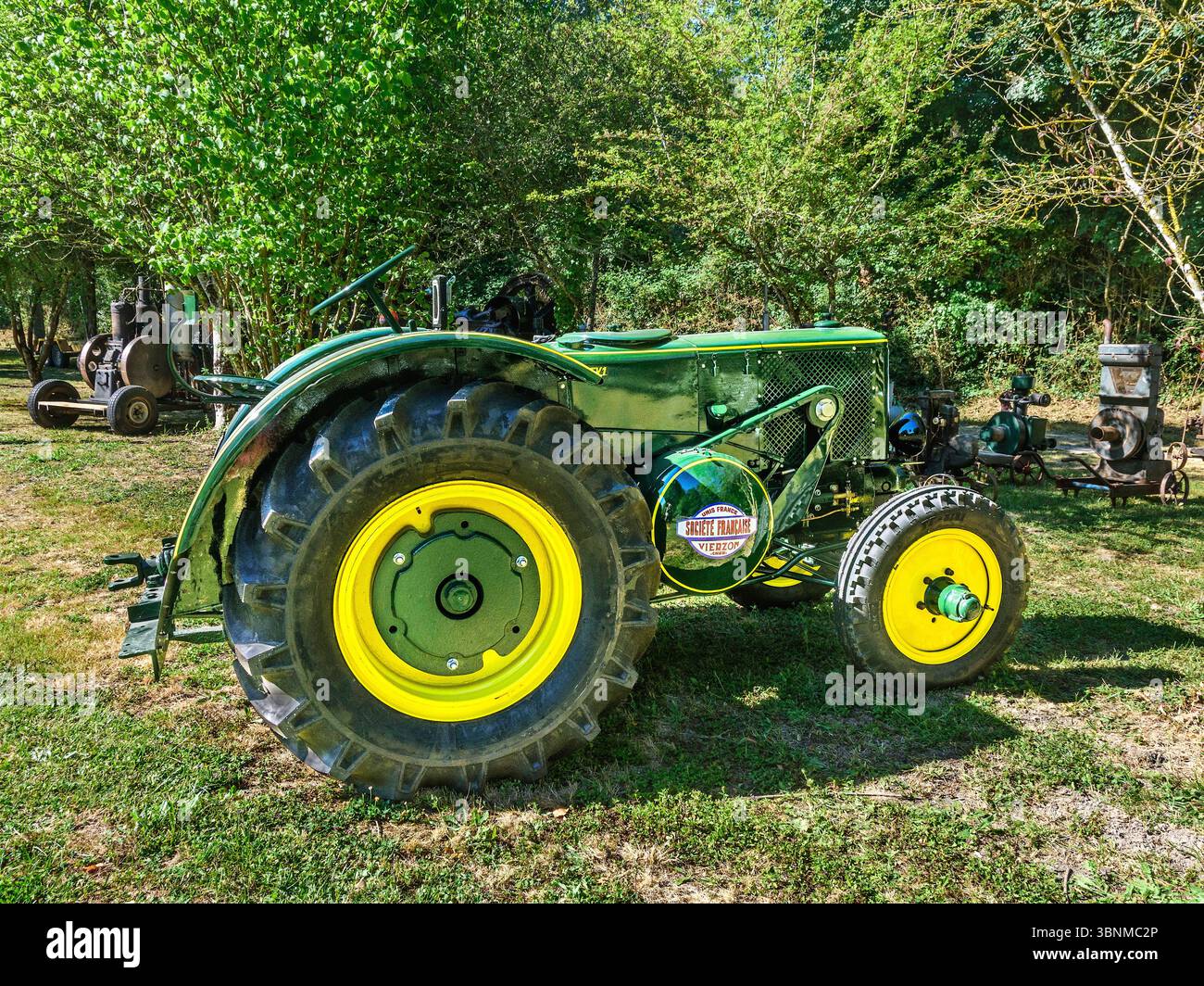 Restaurierter Zustand der Traktor der Société Francaise de Vierzon aus den 1950er Jahren auf der Landmesse in Zentralfrankreich. Stockfoto