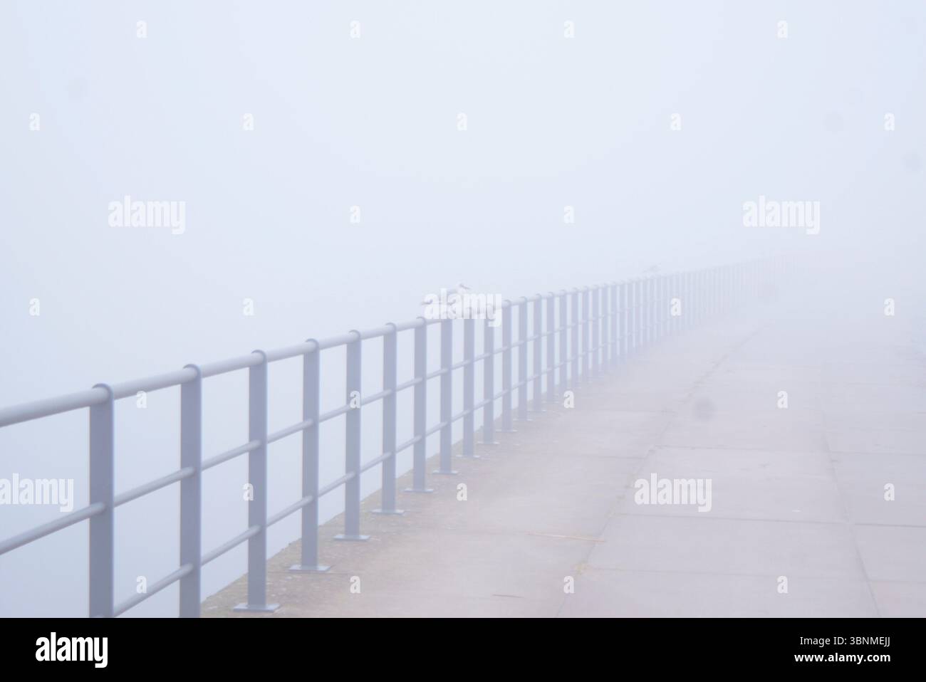 Eine Brücke im Nebel führt ins nichts Stockfoto