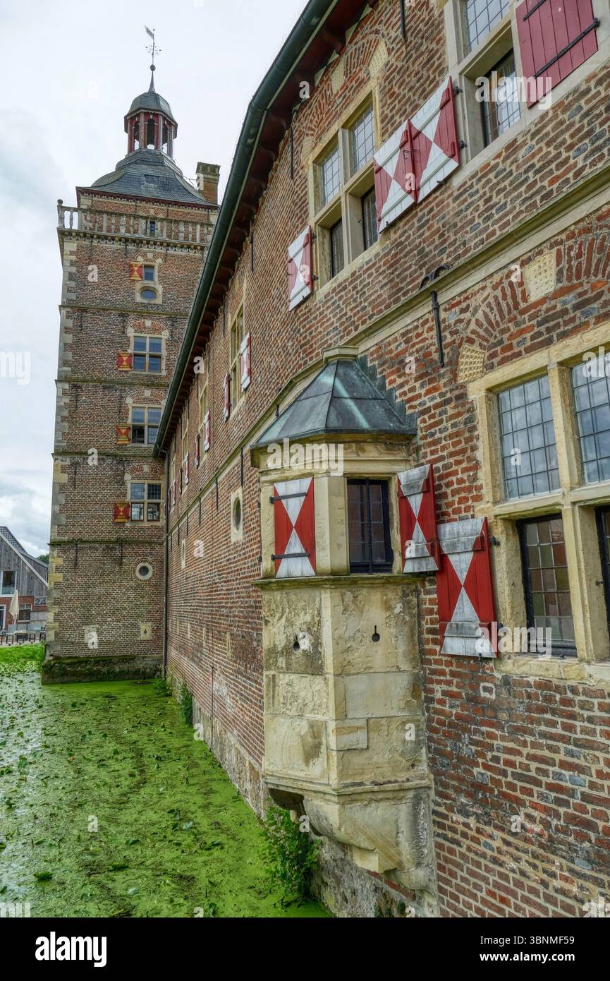 Historisches Schloss mit Türmen und Graben in Raesfeld Stockfoto