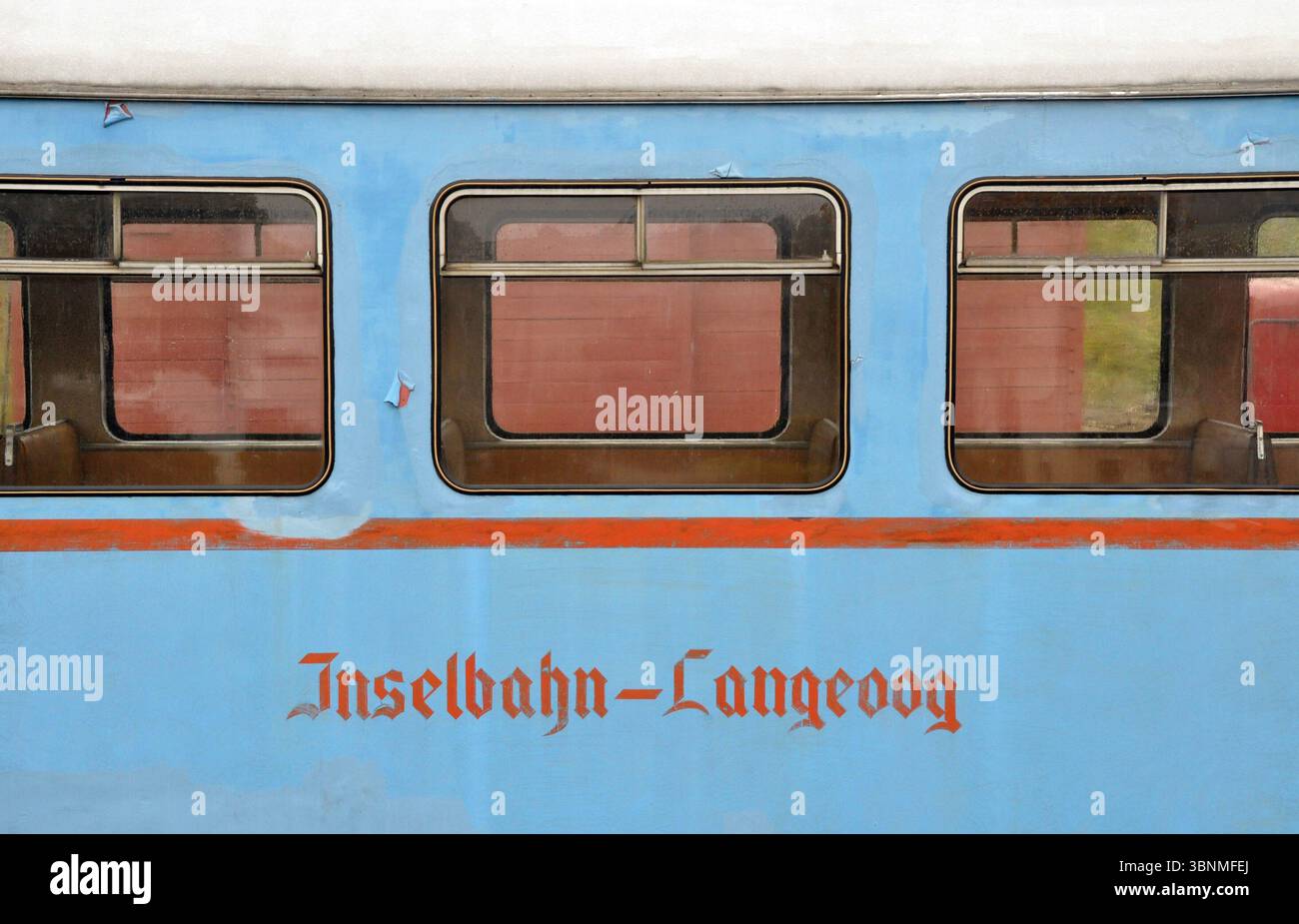Der blaue Eisenbahnwagen der Langeoog Island Railway wurde weggeworfen Stockfoto