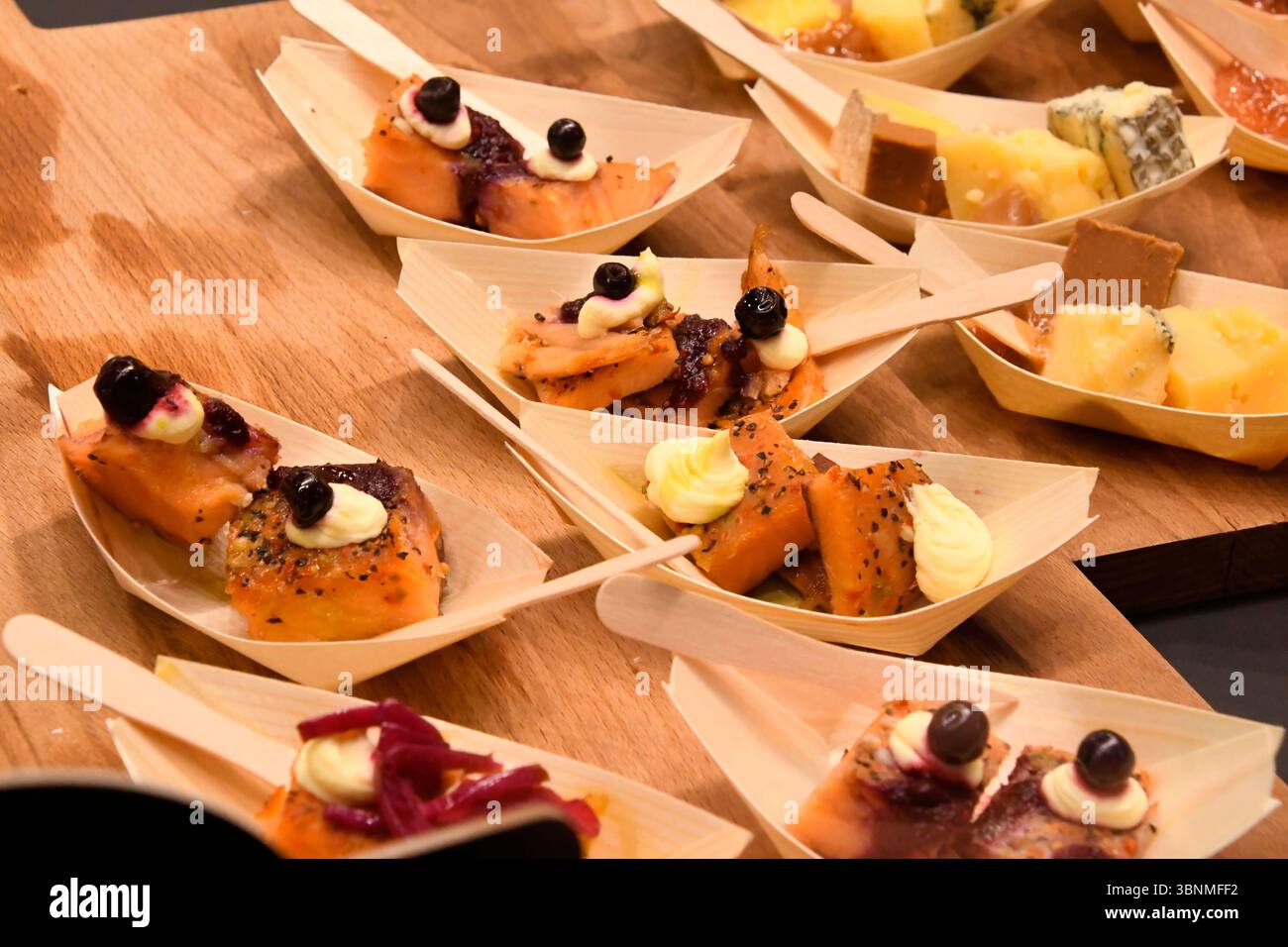 fingerfood-Canapes vom Lachs in Holzschalen Stockfoto
