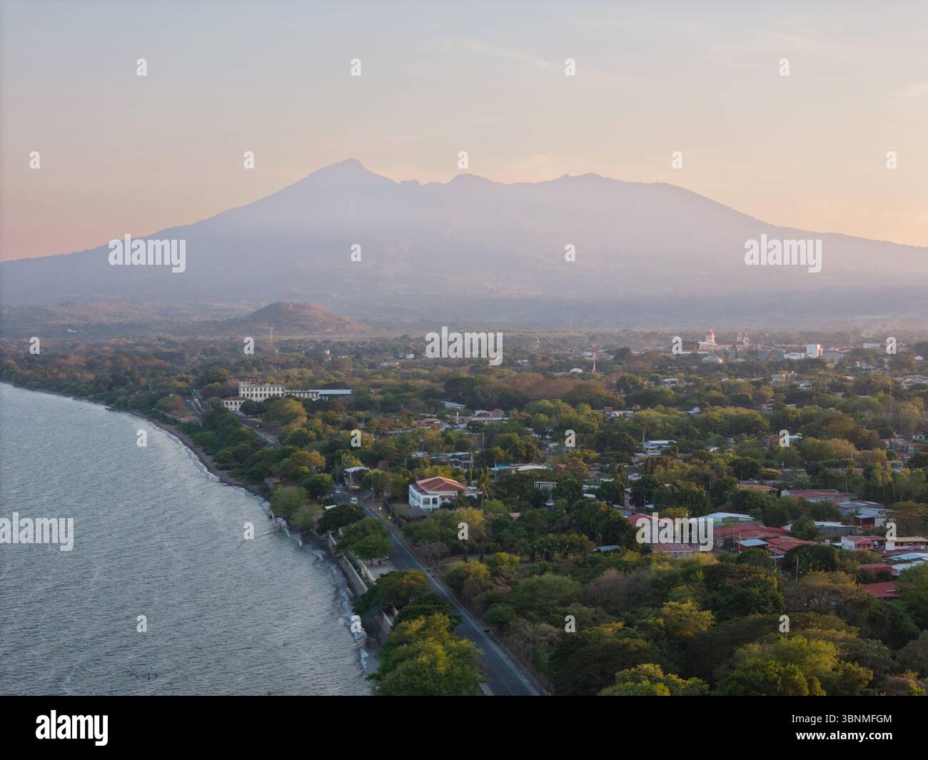 Granada Straßen in Nicaragua aus der Vogelperspektive auf dem Hintergrund des Vulkans Mombacho Stockfoto