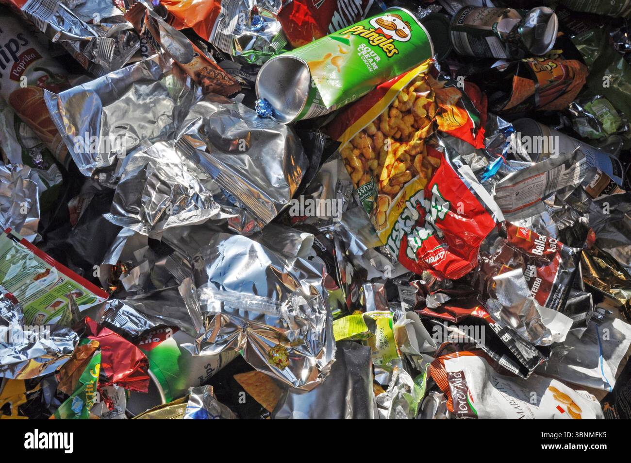 Viele Verpackungsabfälle aus Aluminiumfolie und Kunststoffverpackungen Stockfoto