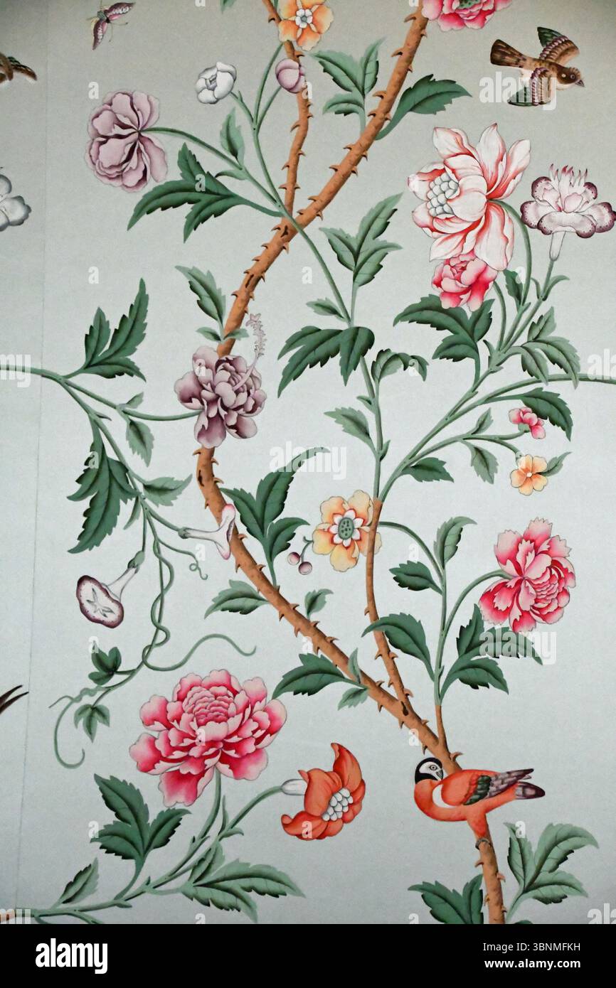 Tapetenmuster mit rosa Rosen und Rosenranken auf hellem Hintergrund Stockfoto