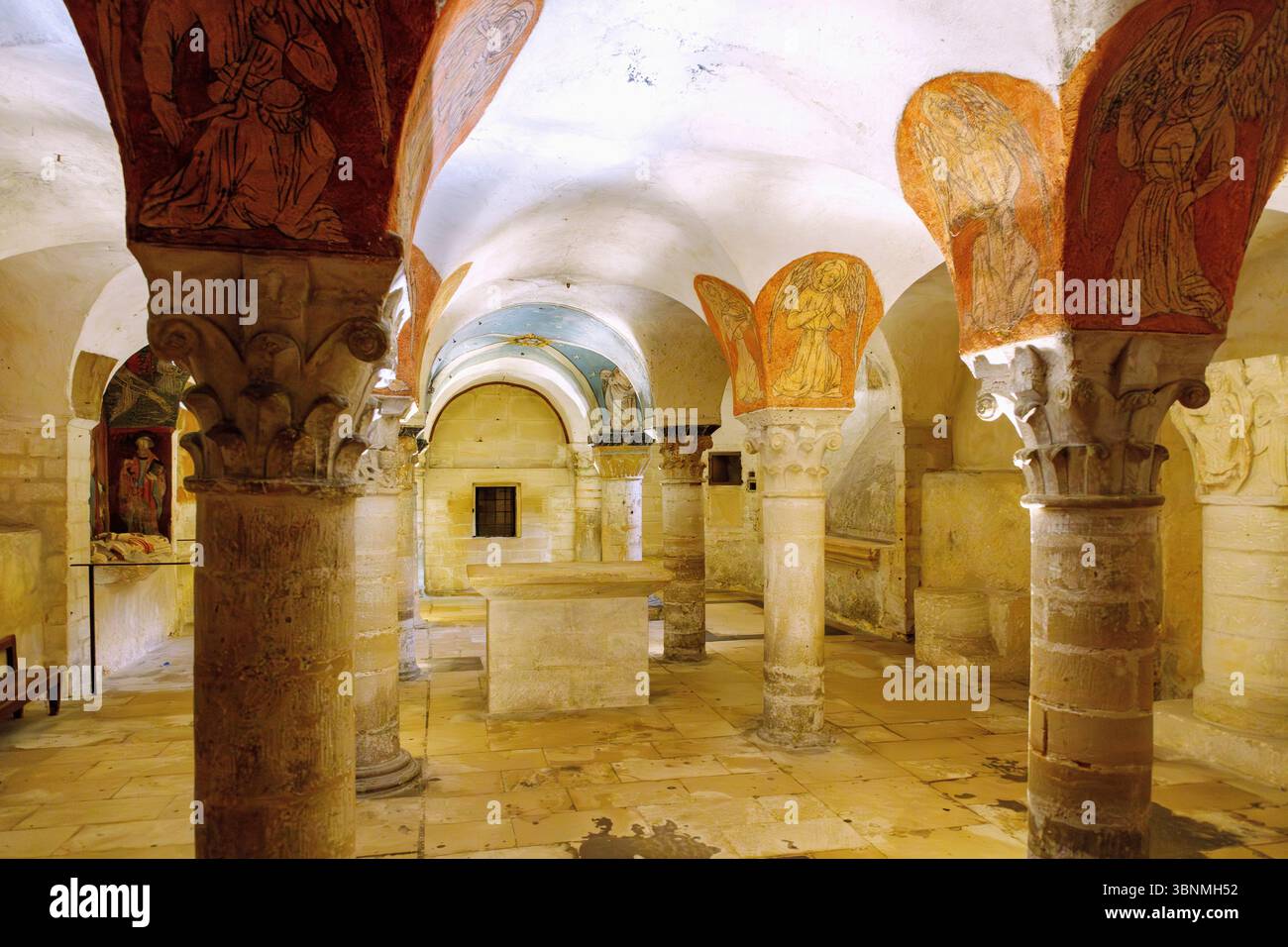 Die römische Krypta der Kathedrale Notre-Dame in Bayeux im Departement Calvados in der Normandie in Frankreich Stockfoto