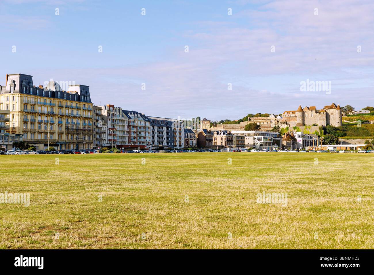 Wiese am Boulevard Verdun mit Blick auf das Hotel Windsor, das Kasino, das alte Stadttor Porte des Tourelles, das Centre aquatique und das Schloss Chäteau de Dieppe in Dieppe an der Alabasterküste (Cote d'Albätre) im Departement seine-Maritime in der Normandie in Frankreich Stockfoto