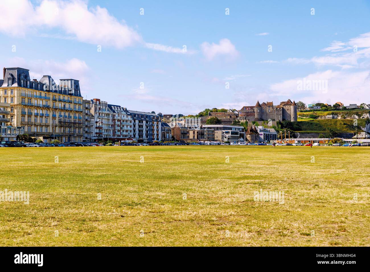 Wiese am Boulevard Verdun mit Blick auf das Hotel Windsor, das Kasino, das alte Stadttor Porte des Tourelles, das Centre aquatique und das Schloss Chäteau de Dieppe in Dieppe an der Alabasterküste (Cote d'Albätre) im Departement seine-Maritime in der Normandie in Frankreich Stockfoto