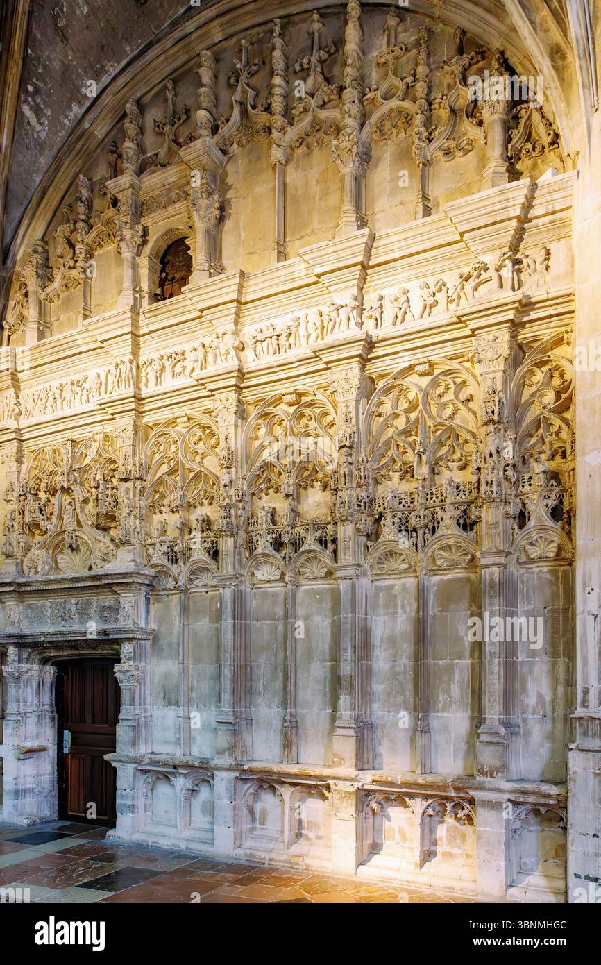 Mur du tresor (Mauer zur Sakristei) mit Frise der Wilden (Frise des Sauvages) mit Basrelief aus dem 16. Jahrhundert auf Seeexpeditionen nach Asien, Afrika und Amerika und Begegnungen mit indigenen Völkern in der Kirche Saint-Jacques (St.-Jakob-Kirche) in Dieppe an der Alabasterküste (Cote d’Albätre) im Departement seine-Maritime in der Normandie Region Frankreich Stockfoto