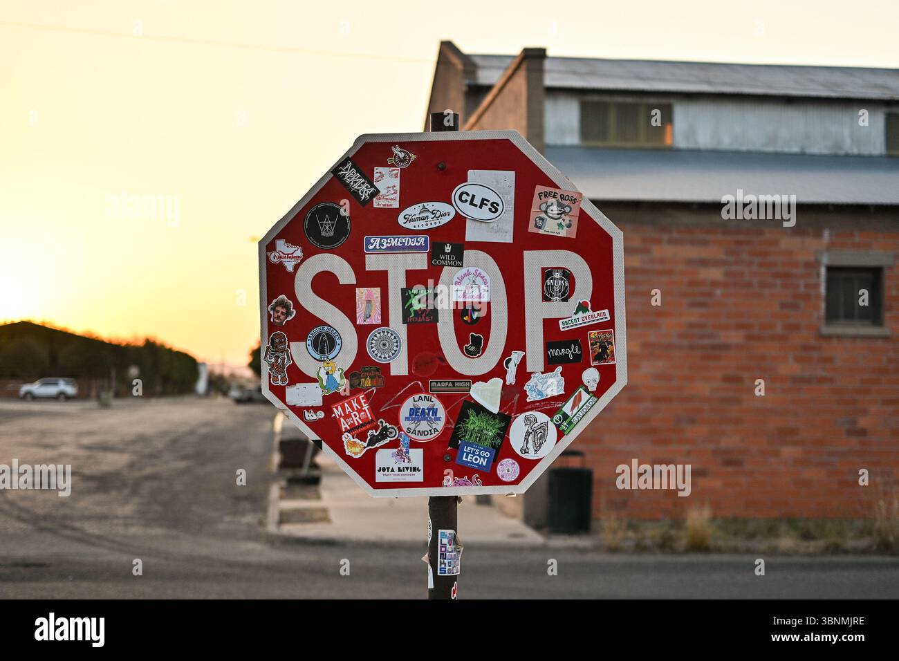 Stoppschild bei Sonnenaufgang in der Innenstadt von Marfa, Texas, USA Stockfoto