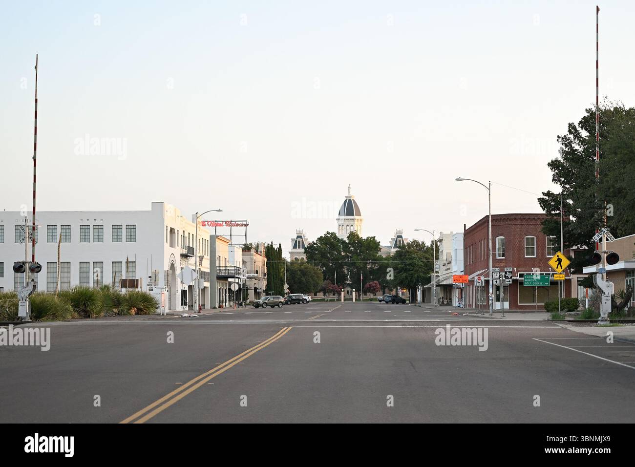 Straße mit dem Gerichtsgebäude und Hotel Paisano in der Innenstadt von Marfa, Texas, USA Stockfoto