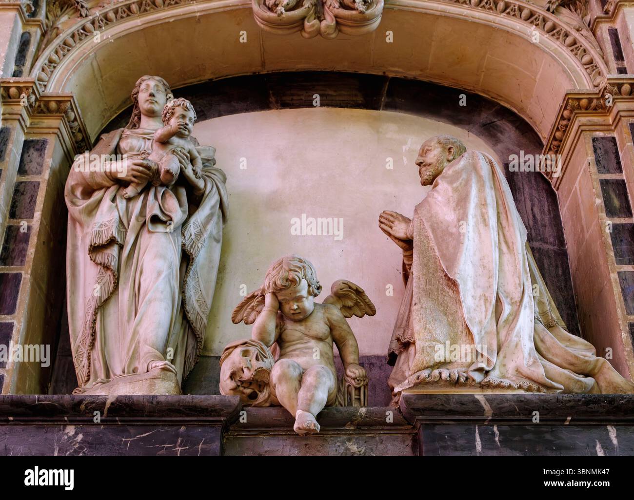 Der weinende Engel am Grabmal des Kanonikers Guillain Lucas im Inneren der Kathedrale Notre-Dame mit Szenen aus dem Leben des heiligen Johannes des Täufers in Amiens im Departement Somme in der französischen Hauts-de-France Stockfoto Der weinende Engel am Grabmal des Kanonikers Guillain Lucas im Inneren der Kathedrale Notre-Dame mit Szenen aus dem Leben des heiligen Johannes des Täufers in Amiens im Departement Somme in der französischen Hauts-de-France Stockfoto